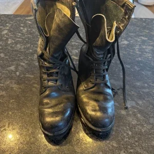 Svarta klassiska militärkängor i äkta skinn