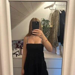 Svart sommarklänning