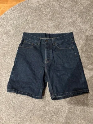 Blåa carhartt shorts