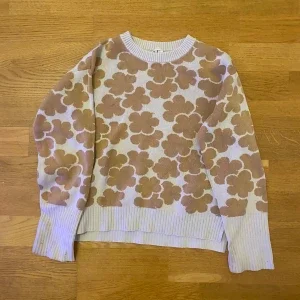 Beige blommig stickad tröja från ARKET