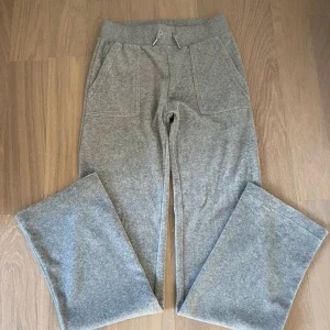Juicy Couture byxor - Classic Velour Del Ray Pant Silver Marl