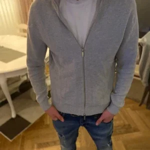 Grå kofta med dragkedja