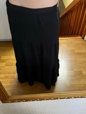 Svart lång kjol