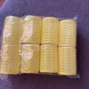 Gula hårspolar i plast