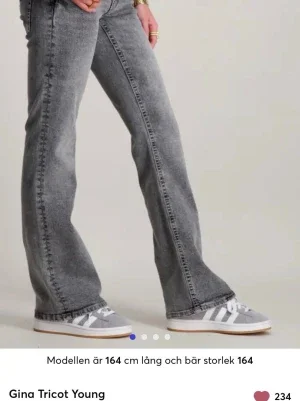 Grå bootcut jeans Gina Tricot Young