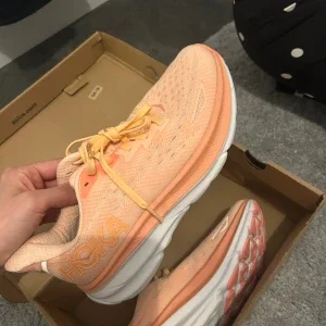Hoka sneakers i ljus orange