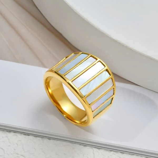 Stylish Women's Ring in 18K Gold-Plated Stainless Steel with Mother-of-Pearl 8
