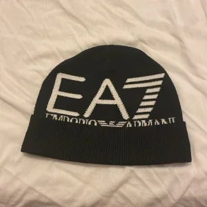 Svart mössa från Emporio Armani