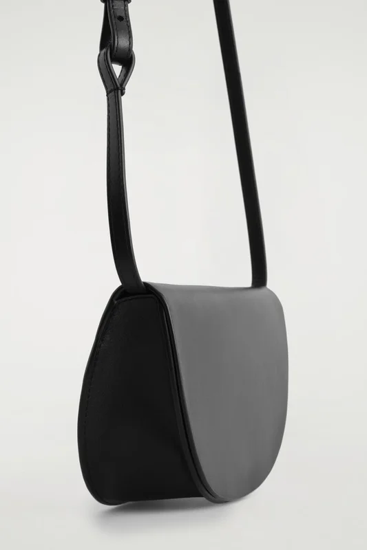 COS Women's Bolso Bandolera Curvado Piel in Negro