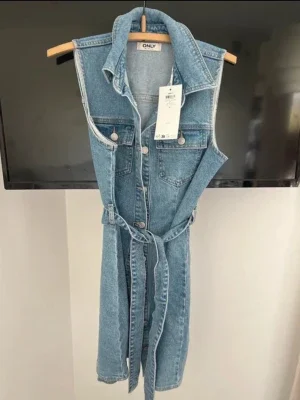 Ärmlös jeansklänning från ONLY