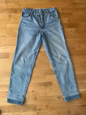 Ljusblå high waist mom jeans