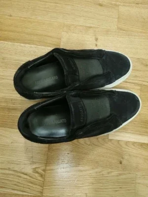 Svarta slip-on sneakers från Axel Arigato