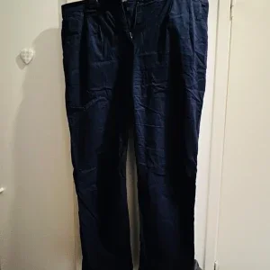 Mörkblå chinos från Bonprix