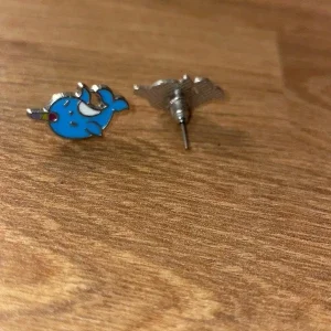 Smyckeset med blå narvalmotiv