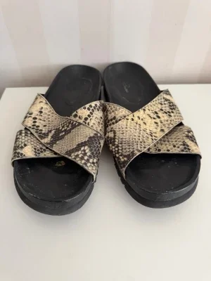 Slip-in sandaler med ormskinnsmönster