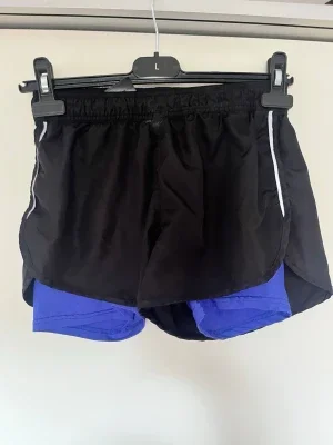 Svarta löparshorts med blå innershorts