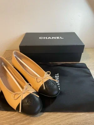 Beige och svarta ballerinaskor Chanel