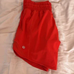 Röda träningsshorts från Lululemon