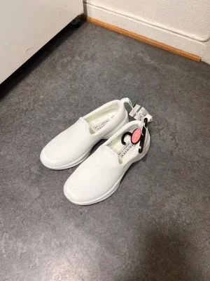 Vita slip-on sneakers från Primark
