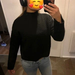 Svart stickad tröja från Rosemunde