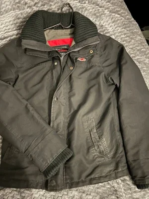 Svart allvädersjacka från Hollister