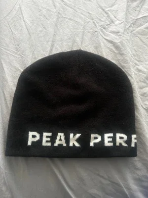 Svart mössa från Peak Performance