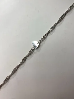 Silverfärgat fot smycke med hjärta & fjäril