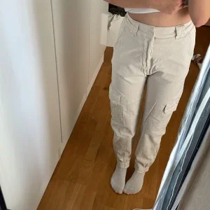 Cargo pants från pull and bear