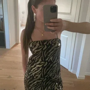 Säljer min fina festklänning från Zalando