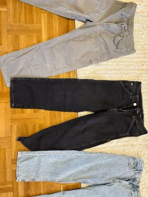 Svarta raka jeans med kontrastsömmar från HM till barn