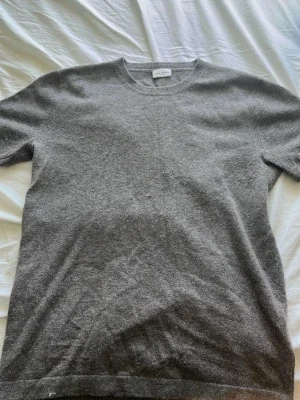 Grå t-shirt i merinoull från John Henric