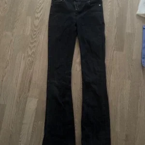 Svarta låga jeans