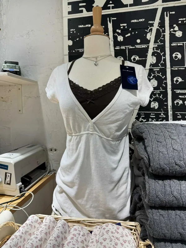 AliExpress - Weiße T-Shirts mit V-Ausschnitt und Knöpfen für Damen, einfach, vielseitig kombinierbar, lässig, Baumwolle, schmal geschnitten, 