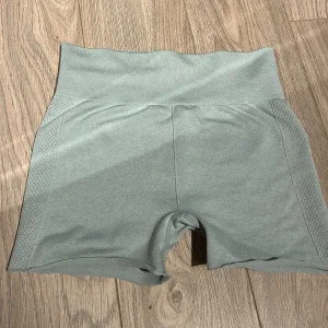 Grå shorts med hög midja