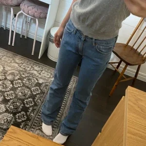 Mid waist straight jeans