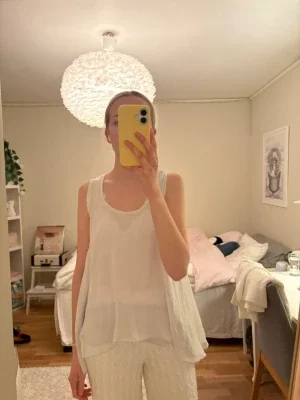 Vit flowy linnetopp från Massimo Dutti