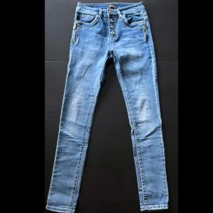 Blå skinny jeans från Chica London