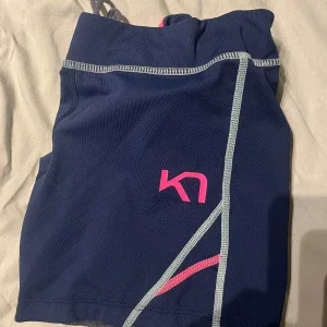 Mörkblå träningsshorts från Kari Traa
