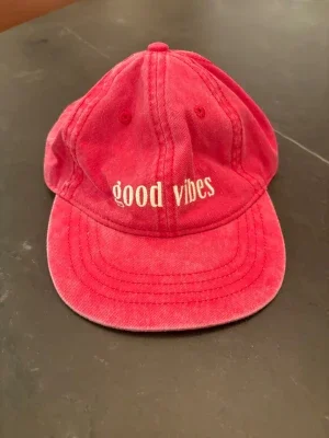 Rosa keps med brodyr 'good vibes'