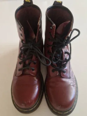 Vinröda Dr. Martens kängor i läder