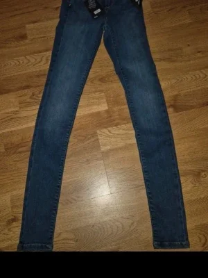 Gina Tricot Molly mörkblå NYA jeans stretch, high waist, stuprör storlek XS