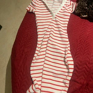Vit och röd randig klänning från H&M
