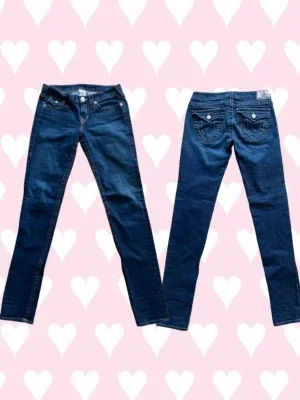 Mörkblå low rise jeans från True Religion