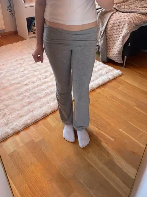 Grå foldover yogabyxor