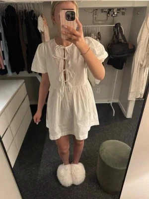 Vit kort klänning med puffärm och snörning