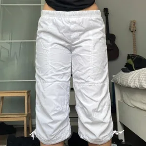 Vita trekvartsbyxor från Nike