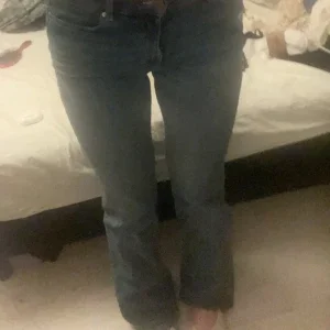 blå bootcut jeans