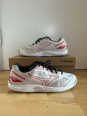 Vita Mizuno sneakers med röda detaljer