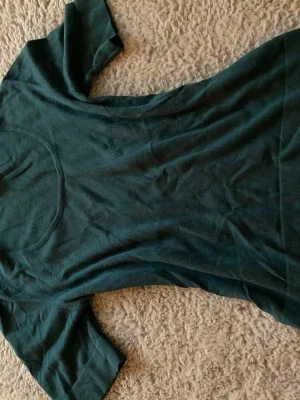 Mörkgrön stickad t-shirt från Peter Hahn