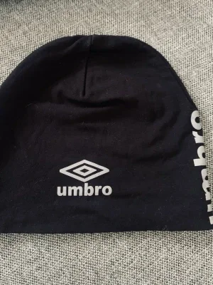 Svart mössa från Umbro